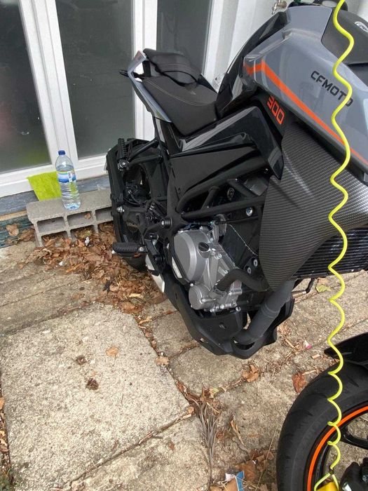 Vendo CFMOTO 300NK Semi-Nova | Apenas 1.500 km | Garantia