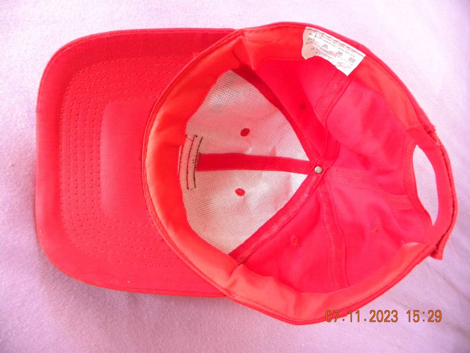 Czerwona czapka z daszkiem