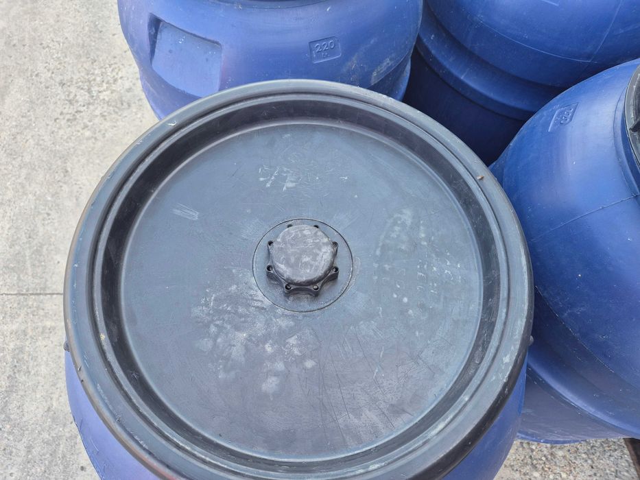 Beczki plastikowe 220L