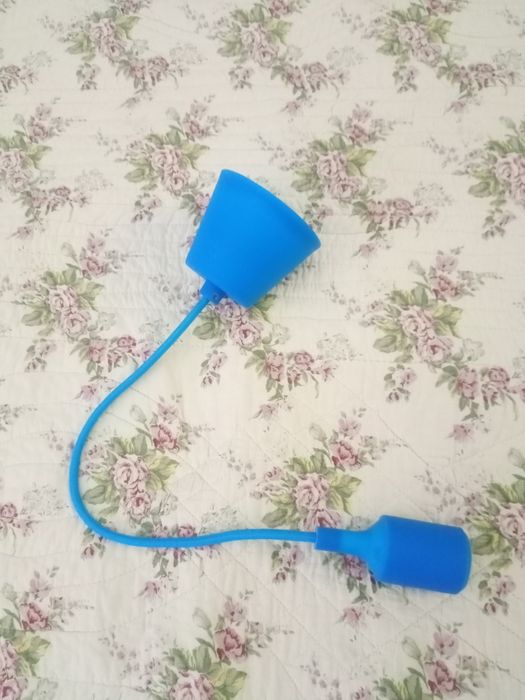 Casquilho e suspensão azul