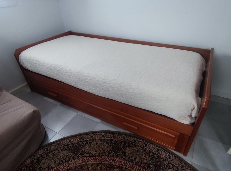 Vendo cama dupla de solteiro com um estrado e um colchão