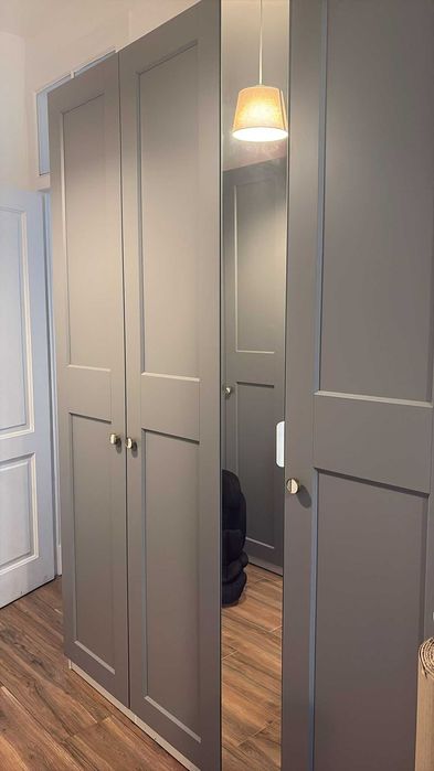 Roupeiro de 5 portas cinzentas