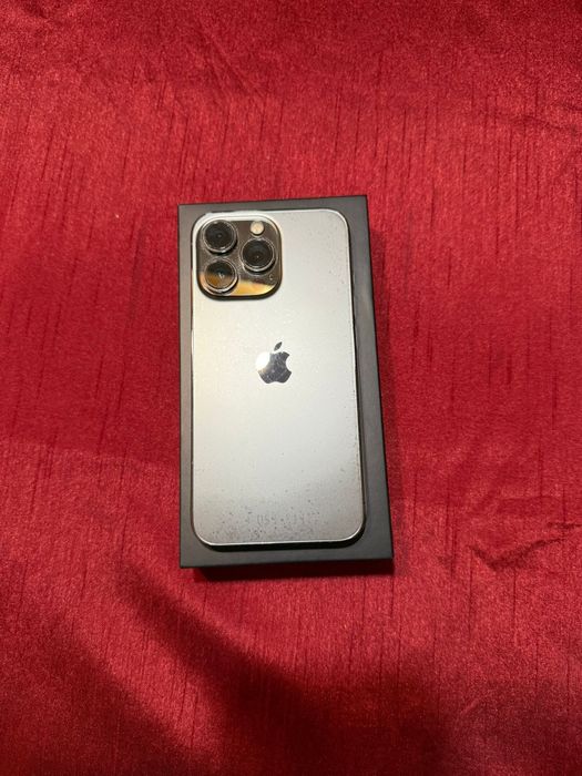 iPhone 13 Pro com caixa original 
-256g 
-78% capacidade bateria 
-2 c
