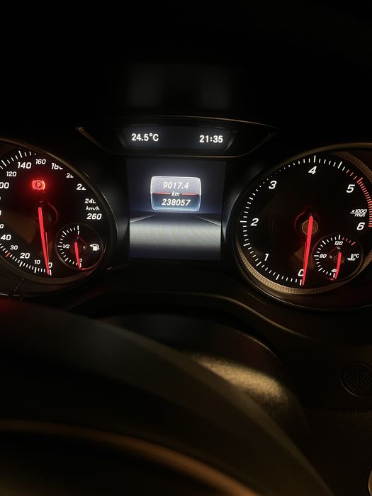 Mercedes-Benz CLA 200d - caixa manual