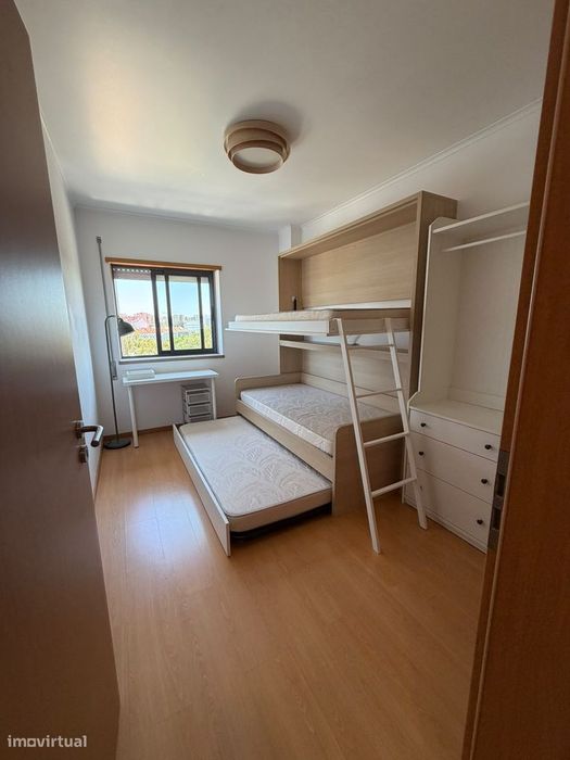 Apartamento T2 com Varanda e Garagem em Telheiras