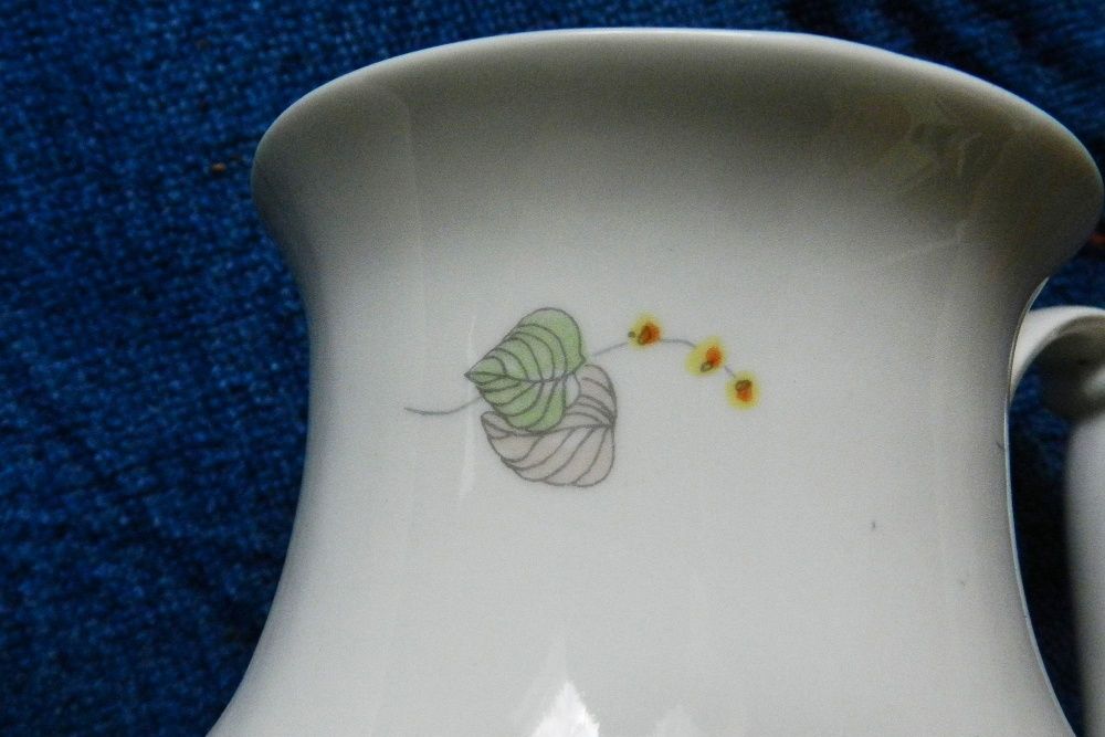 Kolekcjonerski komplet porcelana Wałbrzych, filiżanki dzbanek mlecznik