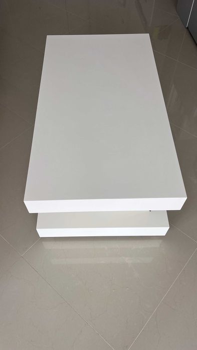 Mesa de centro branca com espelhos e com rodas - ótimo estado