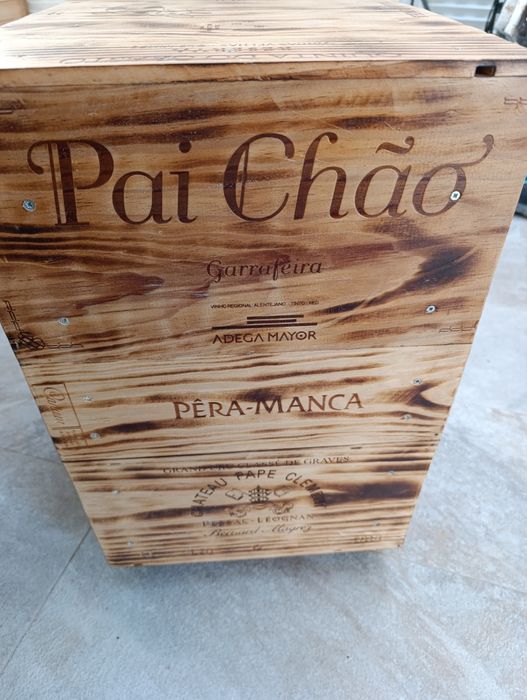 Mini sapateira ou mesa de apoio, feita de caixas de vinho