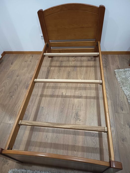 Cama de madeira com gaveta