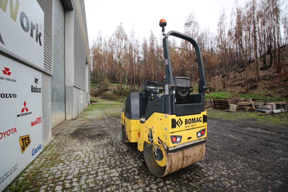 Cilindro Compactador Terra e Asfalto Bomag BW 100 AD 5