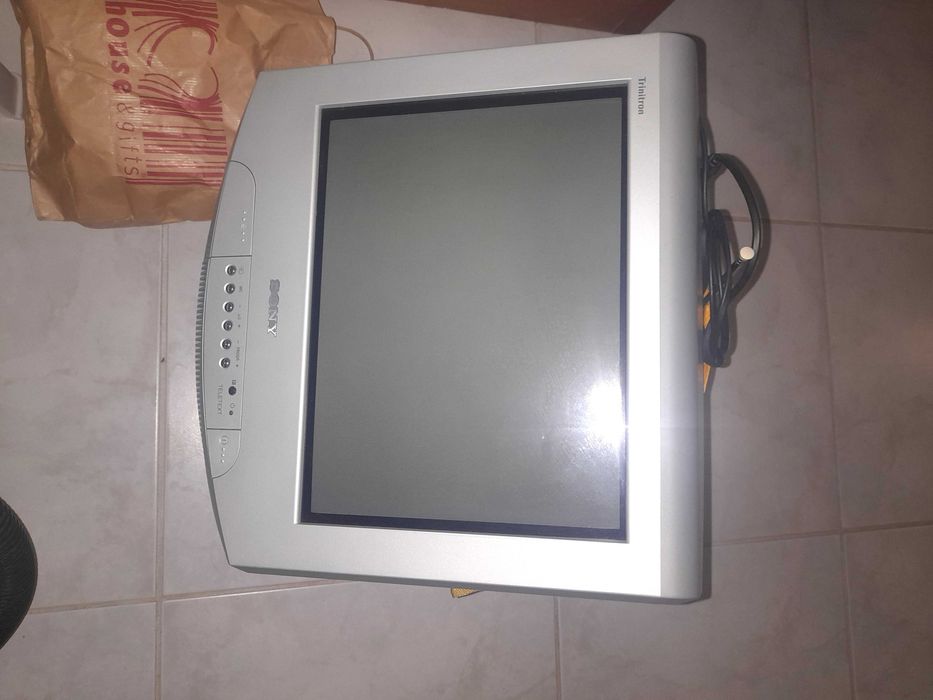 Tv clássica sony com comando