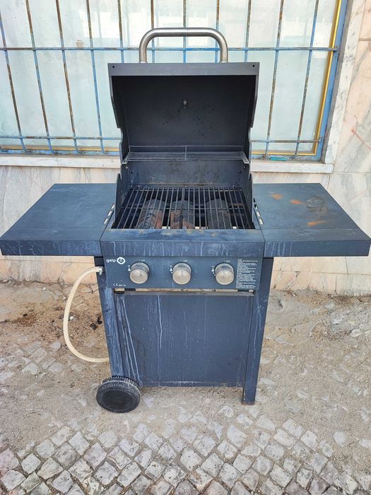 Churrasco a gás, com rodas e muito pratico