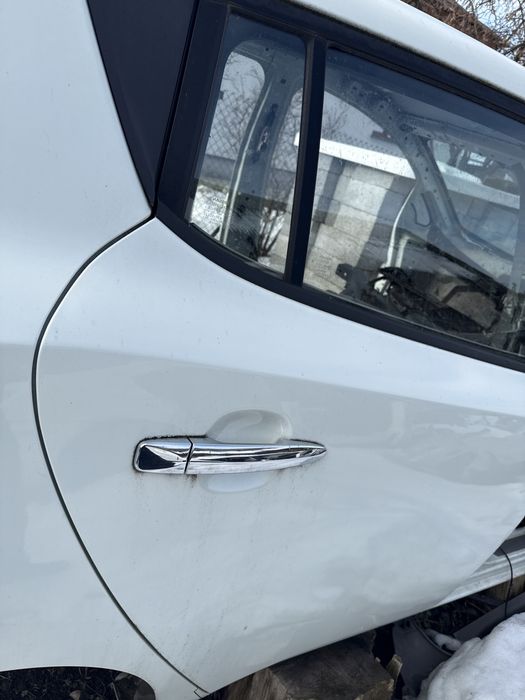 Двері Дверь Двери задні праві білі Nissan Leaf Ніссан ліф 11-17