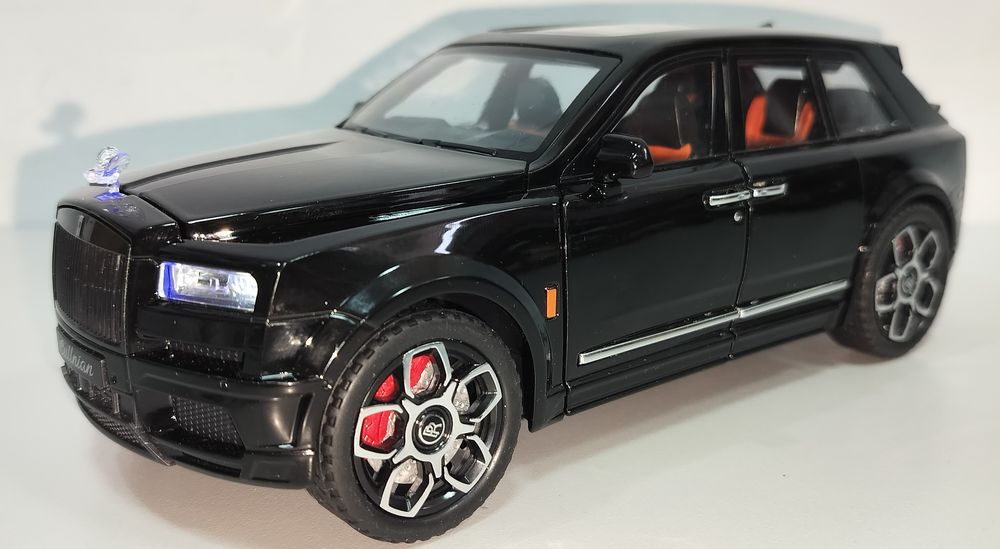 Rolls-Royce CULLINAN модель 1:24 CHE ZHI Метал Звук Свет
