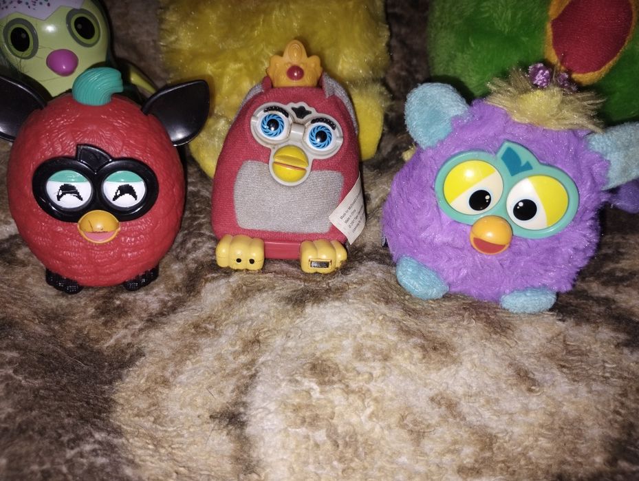 Interaktywne pingwinki Hatchmals i maskotki Furby