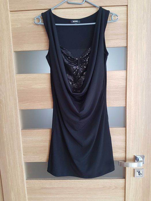 Czarna sukienka z cekinami idealna na Sylwestra