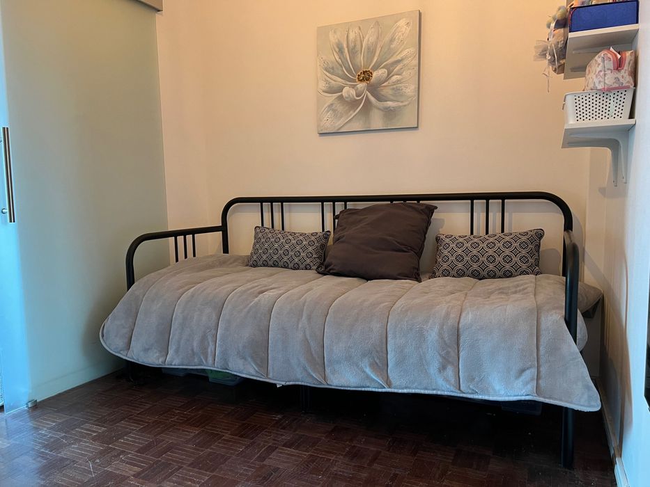 Quarto com duas divisões e varanda