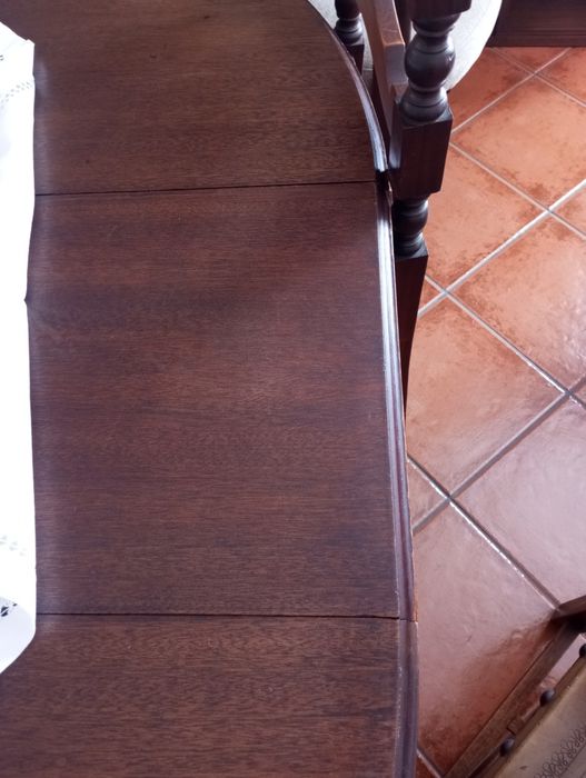 Conjunto de Mesa extensível em madeira e 6 cadeiras