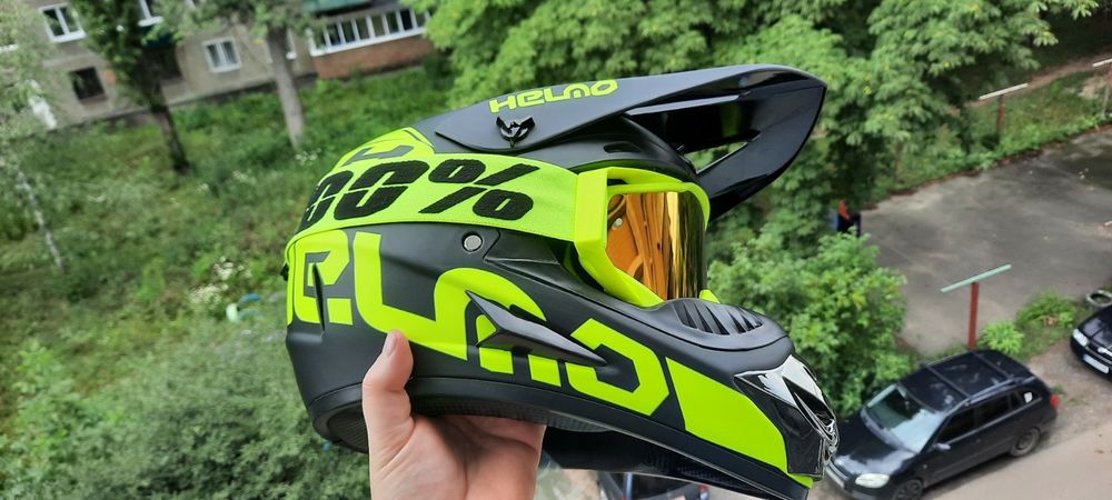 Шолом з окулярами