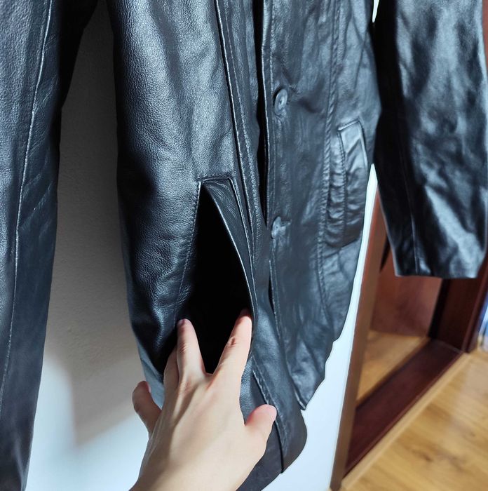 Kurtka dłuższa Płaszcz Płaszczyk skórzana czarna unisex na guziki