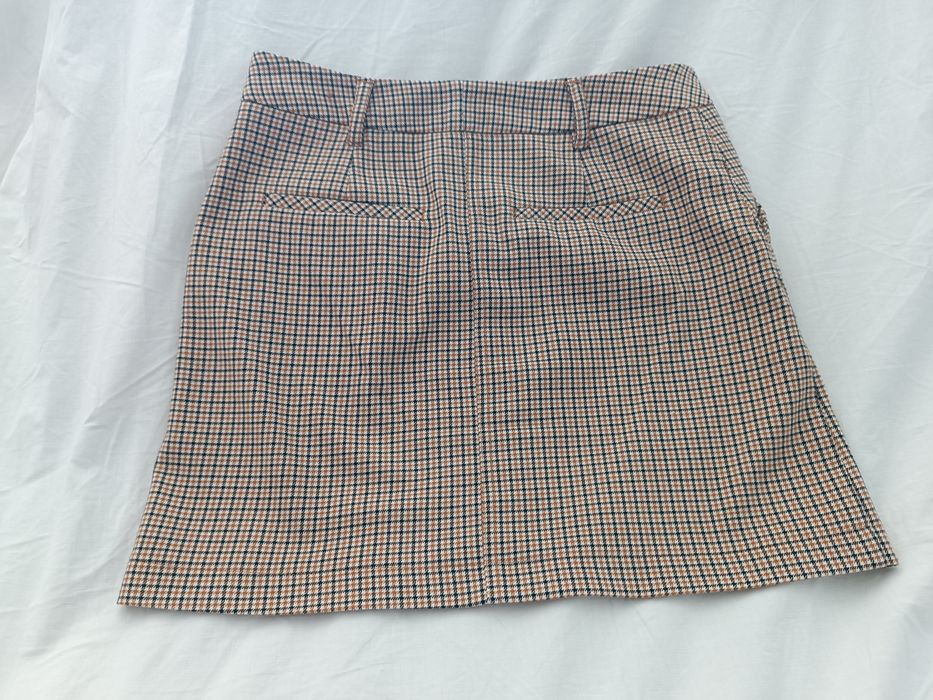 Saia com botões e bolsos