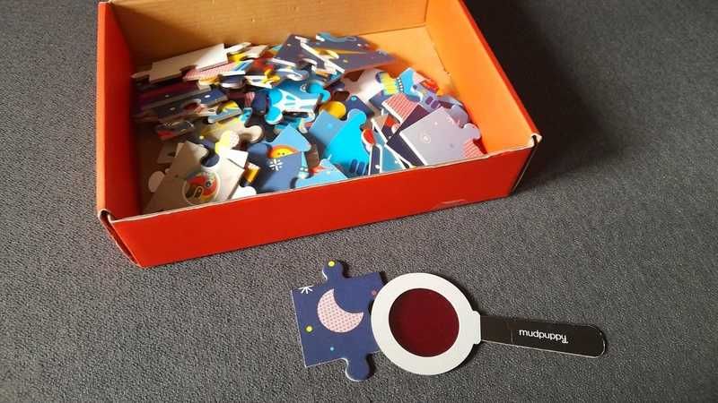 Puzzle kosmos z magiczną lupą.