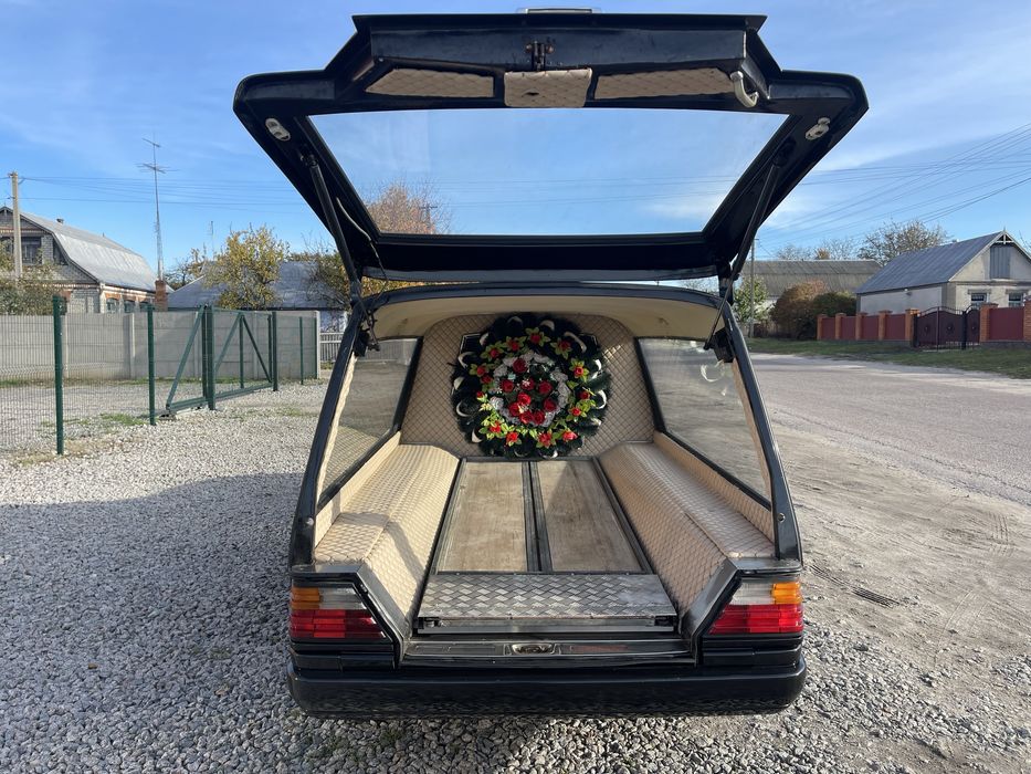 Катафалк Mercedes E-class Pollmann W124