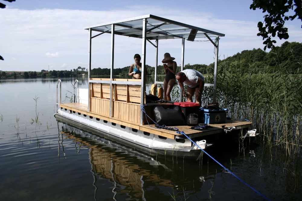 Łódz katamaran solarny houseboat łódka dom na wodzie