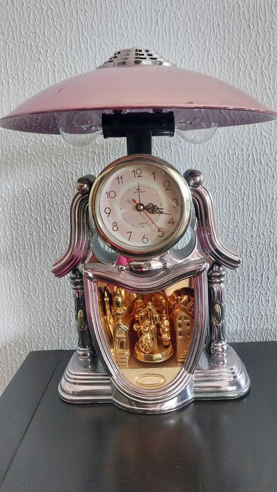 Candeeiro com relógio decorativo