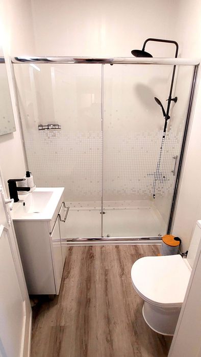 Quarto para arrendar - Metro Reboleira