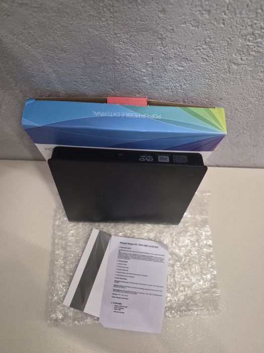 Przenośny zewnętrzny napęd CD/DVD.