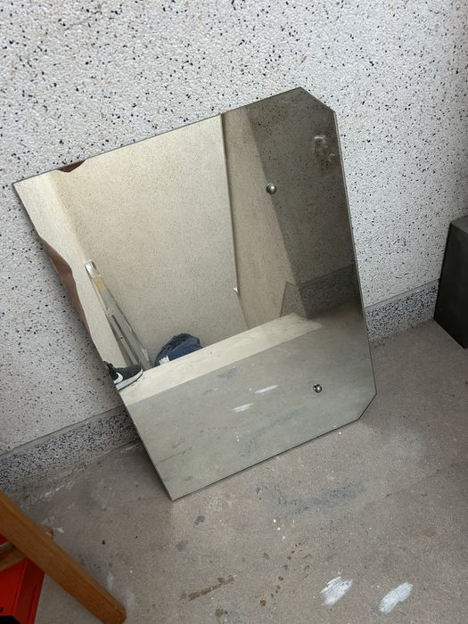 Vendo espelho de uma casa de banho