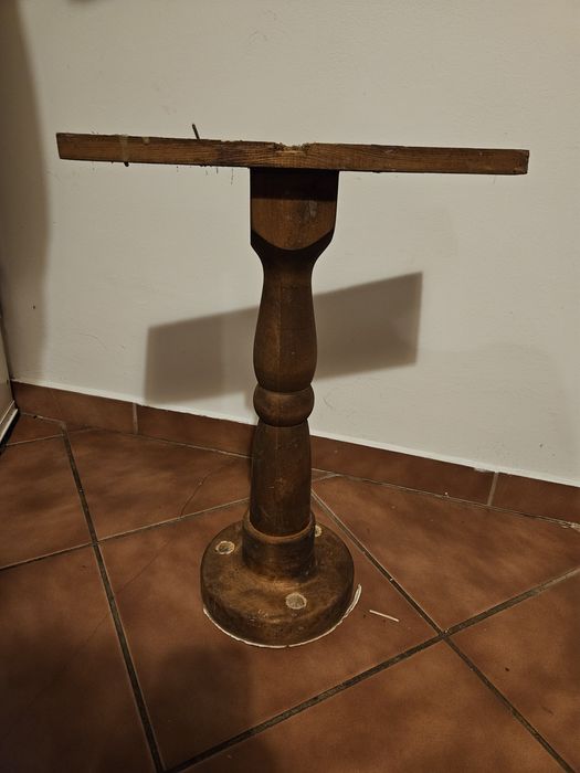 Cztery używane drewniane tralki.