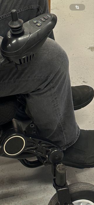 Крісло колісне з електроприводом Mover EA900