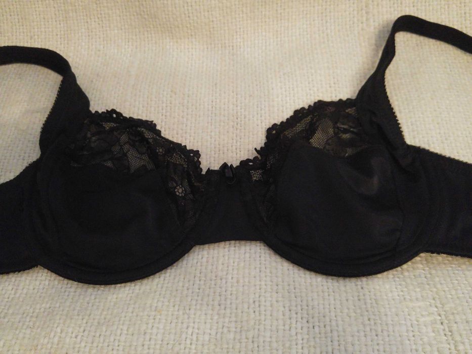 biustonosz w kolorze czarnym