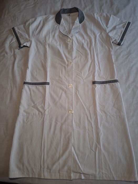 Bata de riscas cinza e branco
