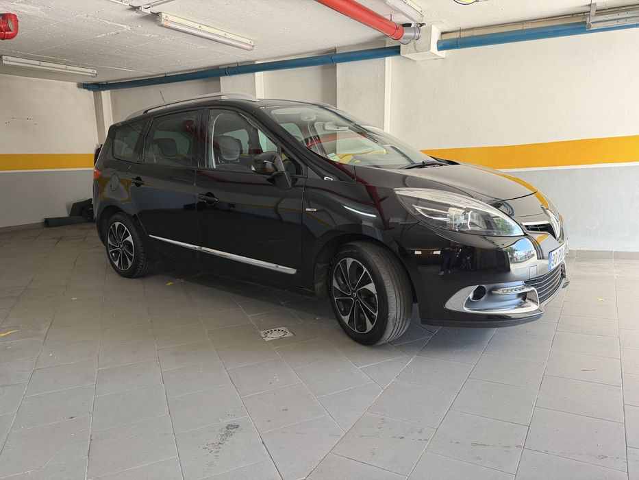 Se está a avaliar uma Renault Grand Scénic 7 lugares “Bose Edition” de 2016 com 158.000 km,