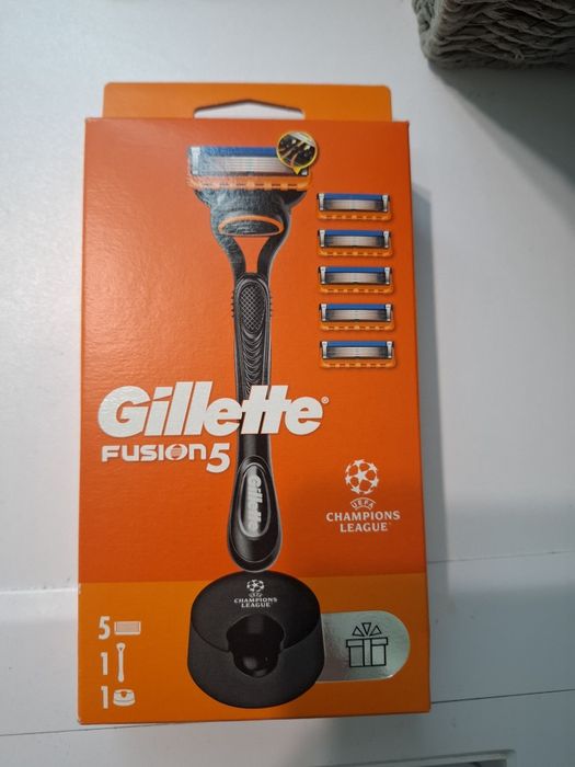 Gillette Maszynka do golenia Fusion5 + 5 ostrzy + stojak