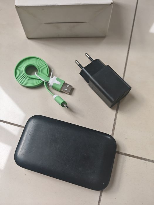 Router Huawei z wejściem na SIM ładowarką, kabelkiem USB, modem LTE 4G