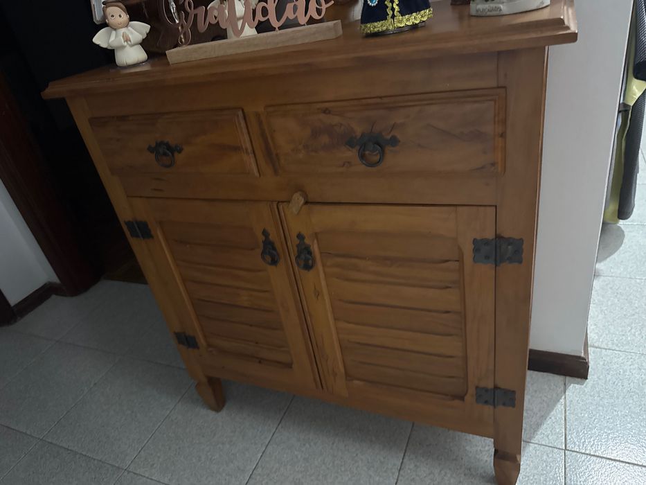 Armário baixo de madeira com prateleira