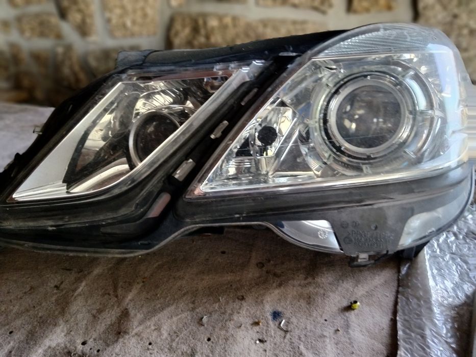 Faróis de Mercedes Benz classe e jantes E