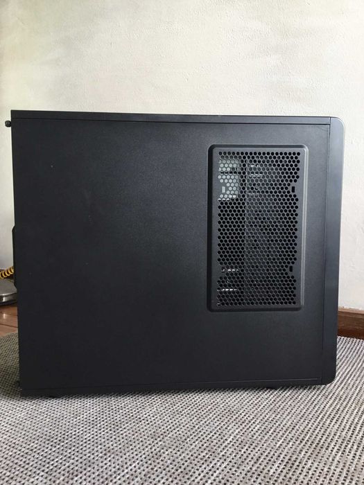 Computador (desktop) com capacidade para jogos e edição gráfica.