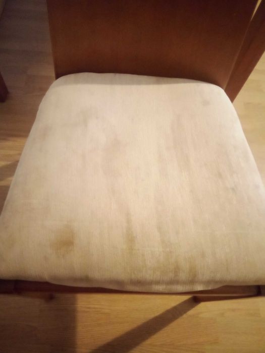 Mesa de jantar extensível em faia e 4 cadeiras . Comprimento: 1.63 cm, Largura: 91cm, Altura: 74cm. Duas cadeiras em estado aceitável.