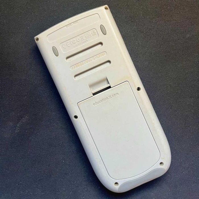 Calculadora Gráfica Texas Instruments TI-84 Plus Silver Edition + Acessórios