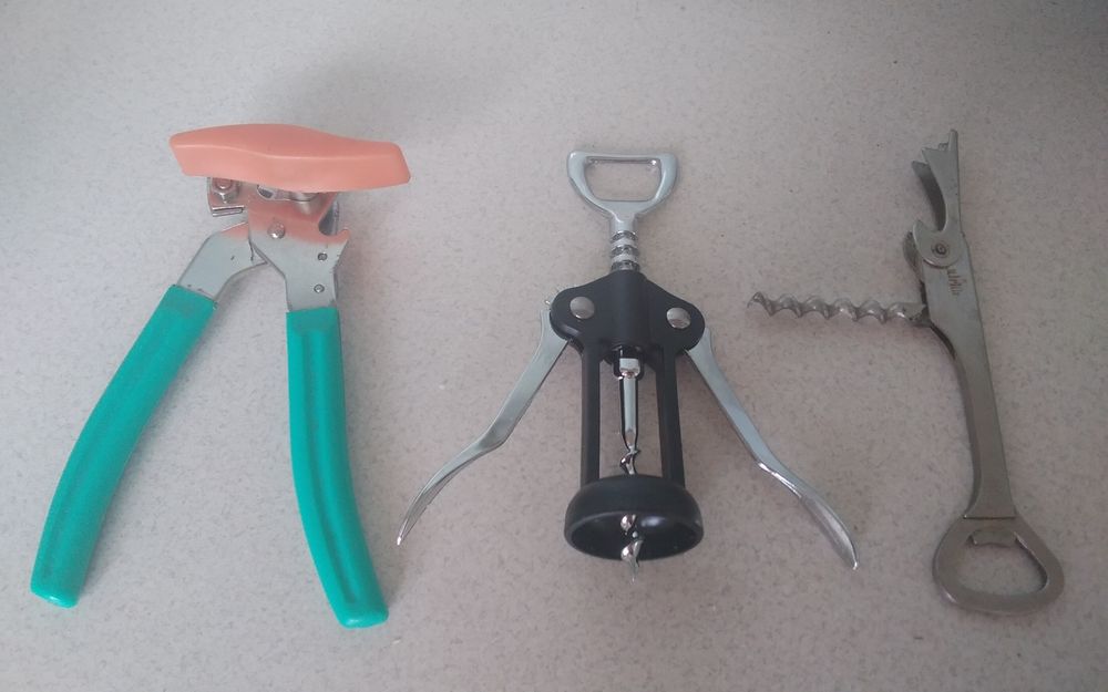 Ключи для открывания консервов и бутылок.