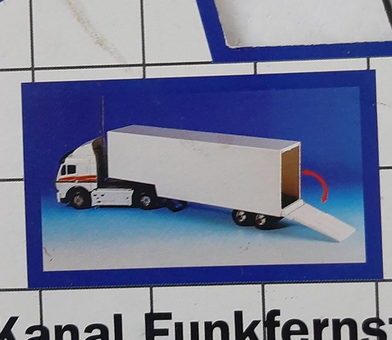 Camião com reboque telecomandado