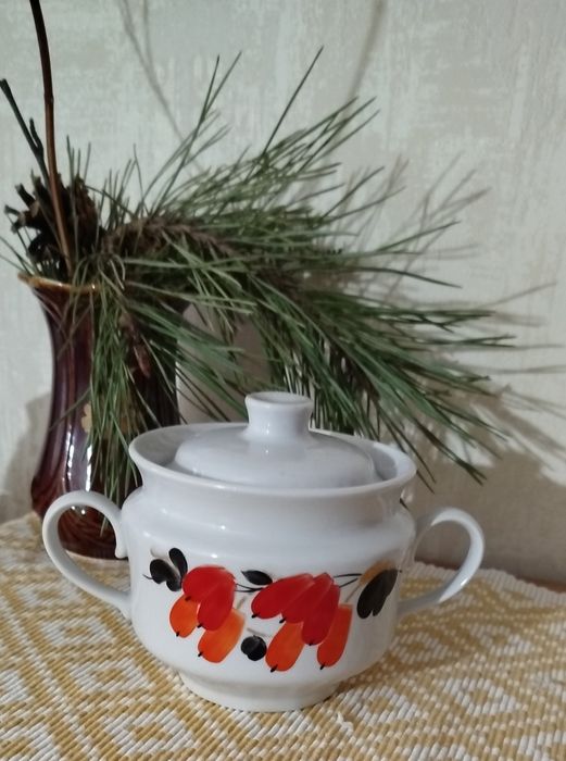 Цукорниця, заварочний чайник.