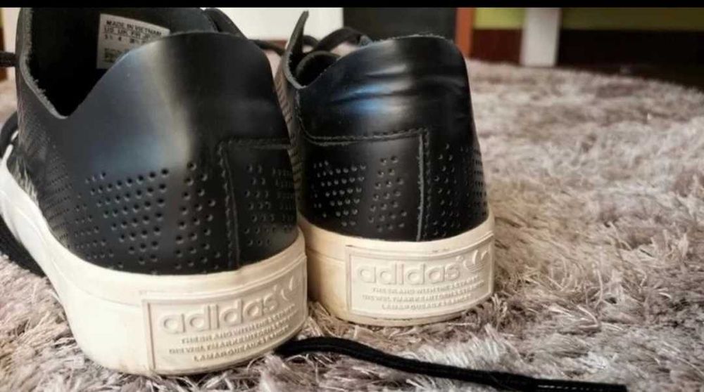Sapatilhas adidas em pele tam 36,5