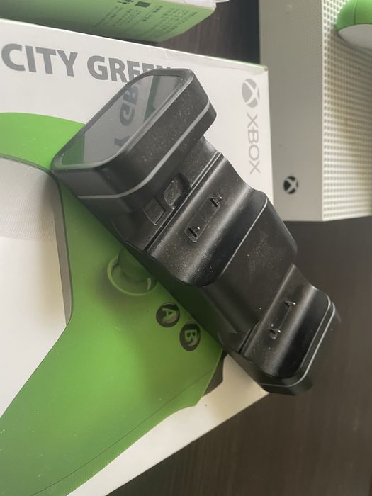 Xbox one s 1tb 2джойстика