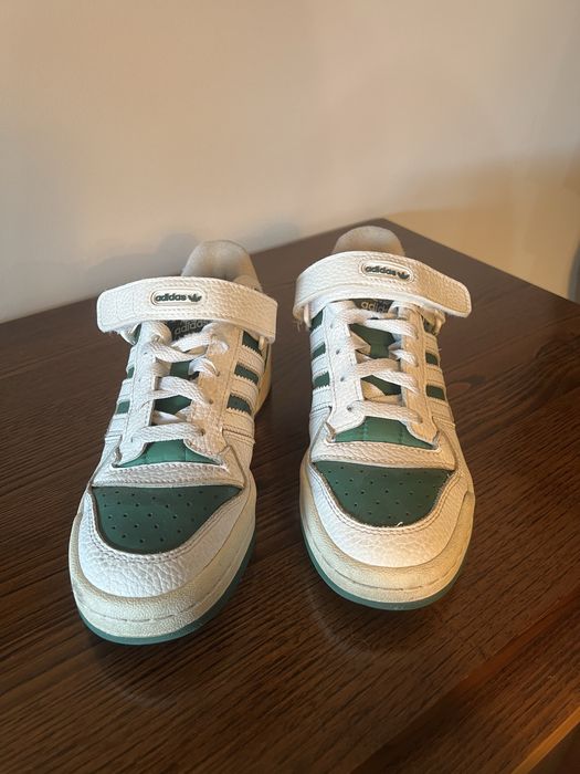 Sapatilhas verdes e brancas da Adidas